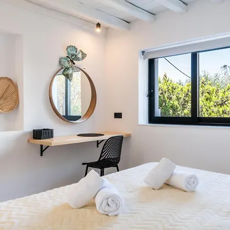 Yalos Mykonos 4 Bedroom Luxury House 5 Minute From Ornos W Sea & Sunset View Holiday home Mykonos Town